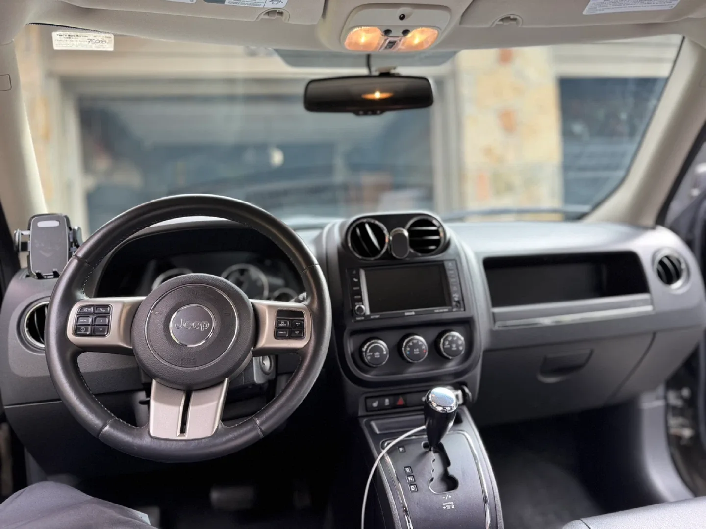 Jeep Patriot - Black SUV image indicator(2)