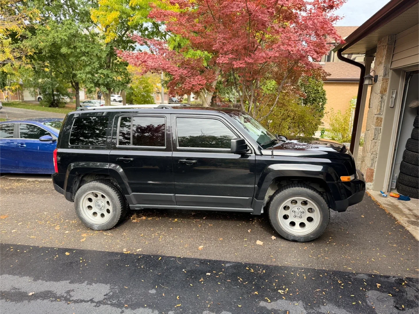 Jeep Patriot - Black SUV image indicator(3)