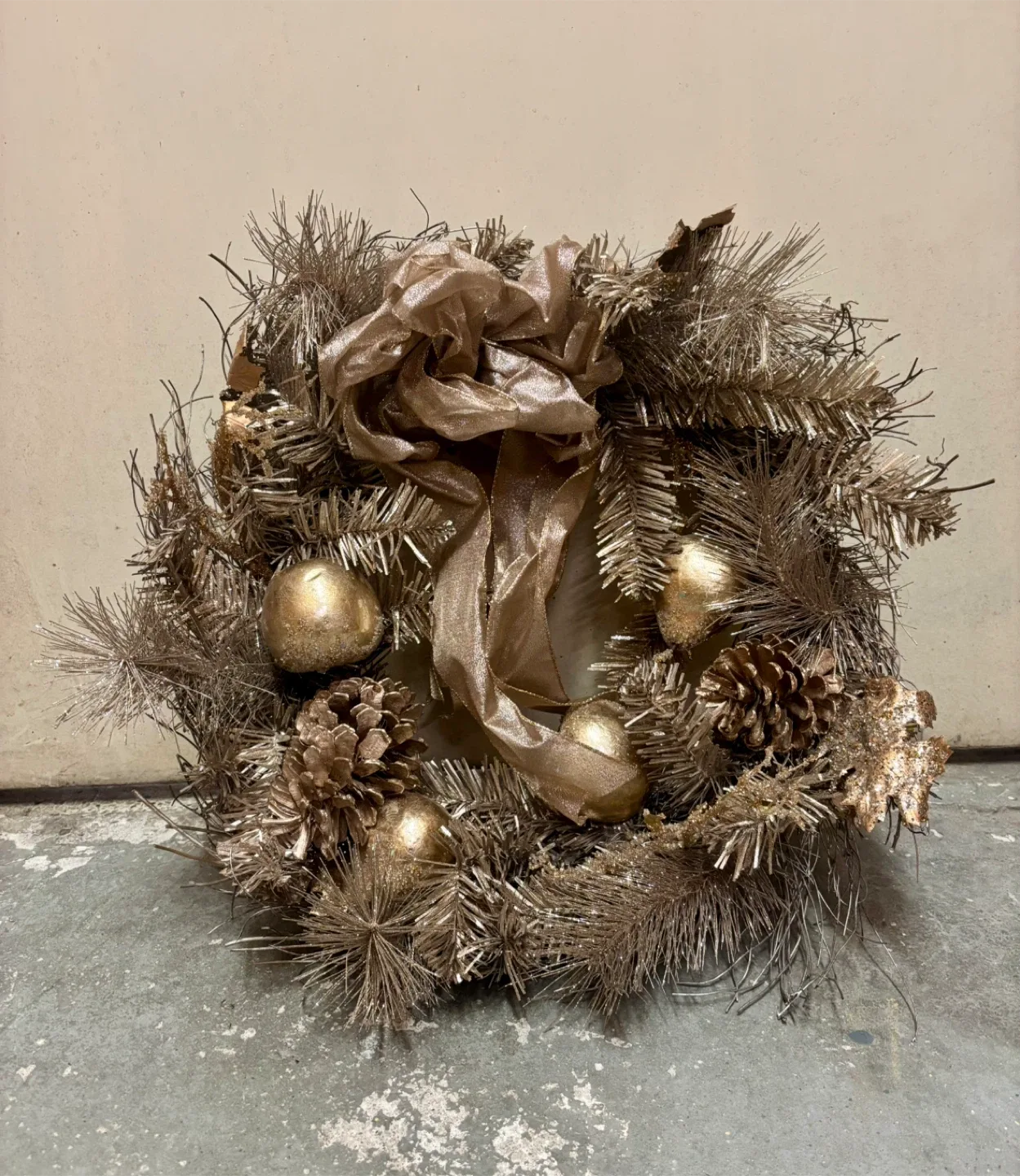Silver/Gold Metallic Christmas Wreath image indicator(2)