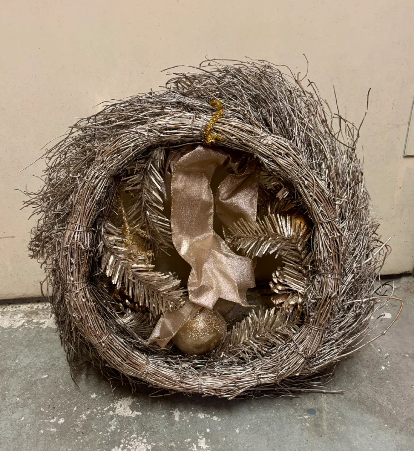 Silver/Gold Metallic Christmas Wreath image indicator(3)