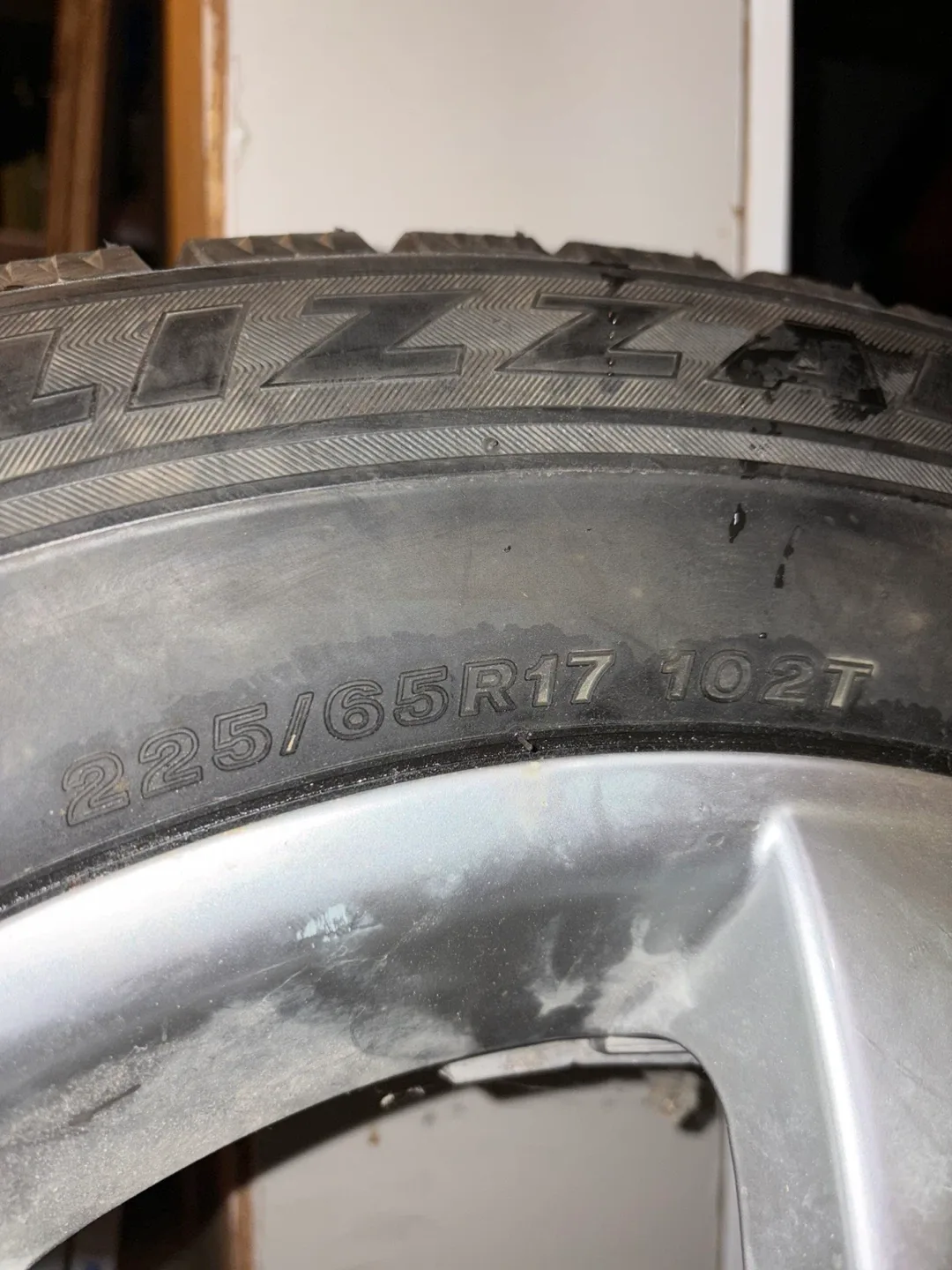 Bridgestone Blizzak WS70 Winter Tire 225/65R17 image indicator(4)