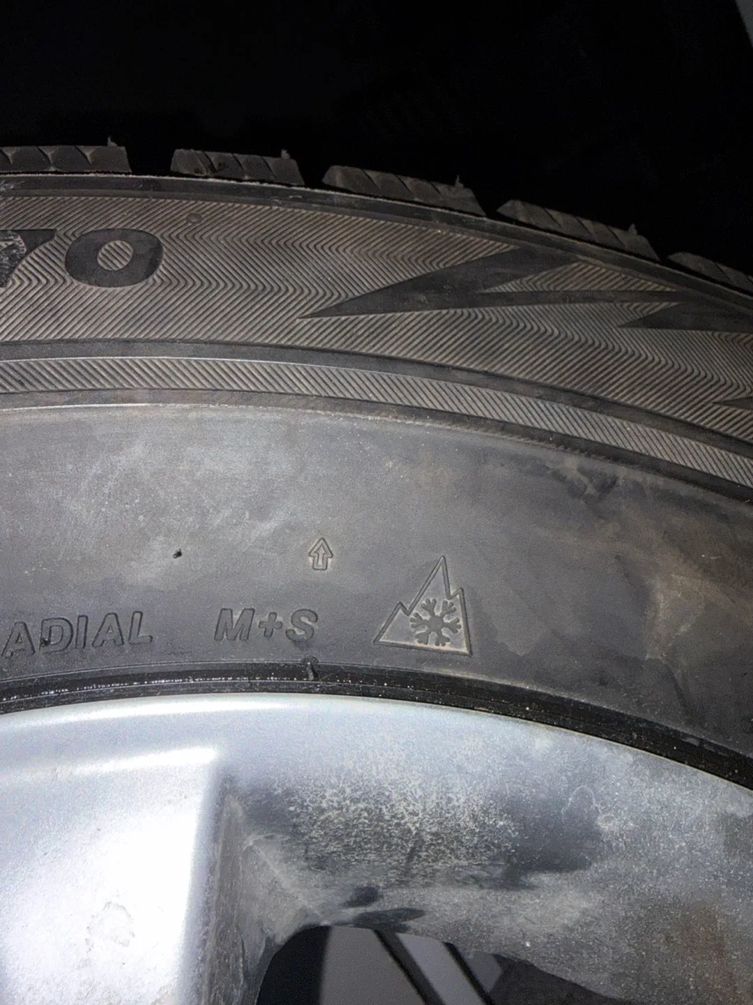 Bridgestone Blizzak WS70 Winter Tire 225/65R17 image indicator(3)
