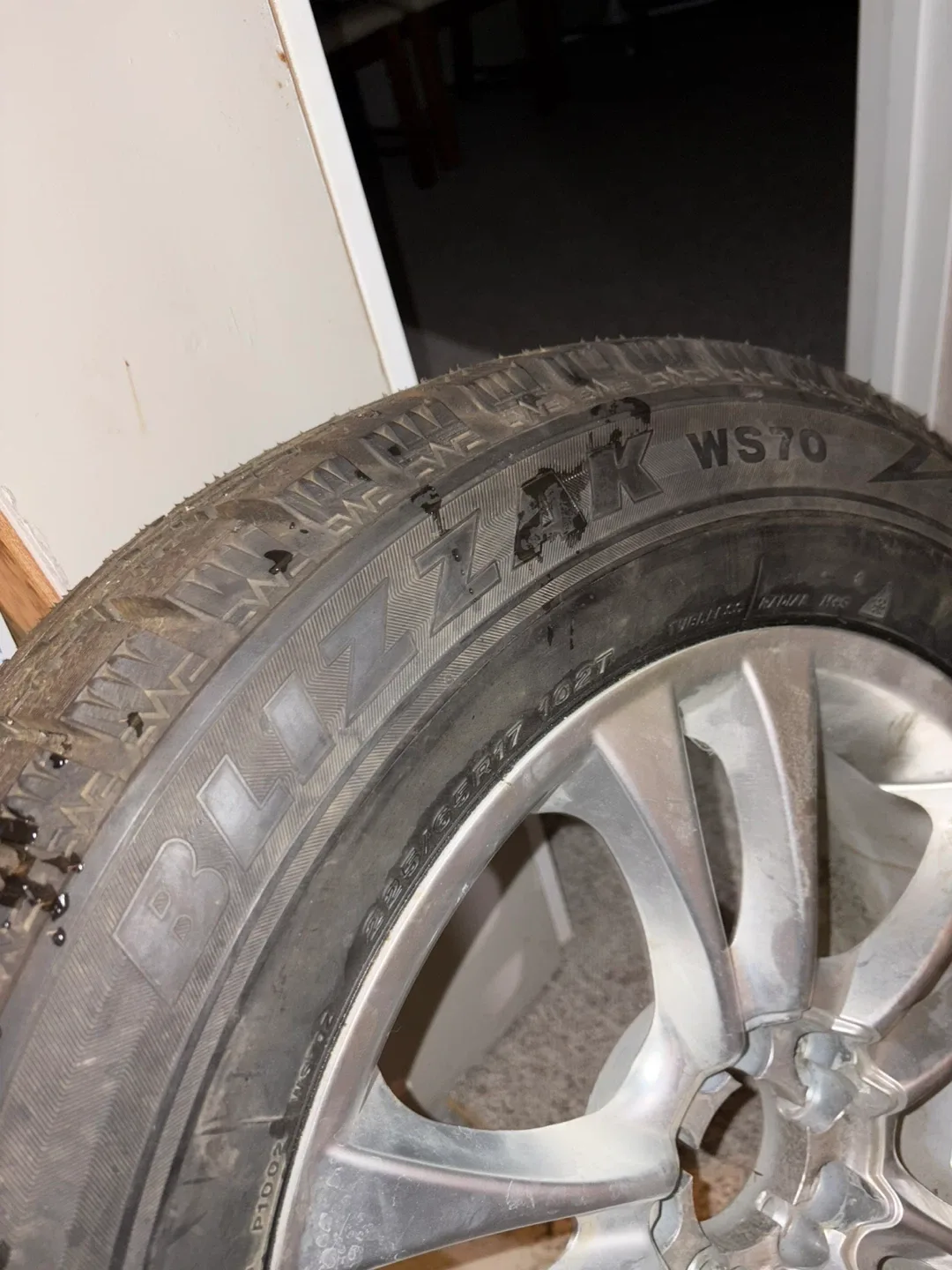 Bridgestone Blizzak WS70 Winter Tire 225/65R17 image indicator(2)