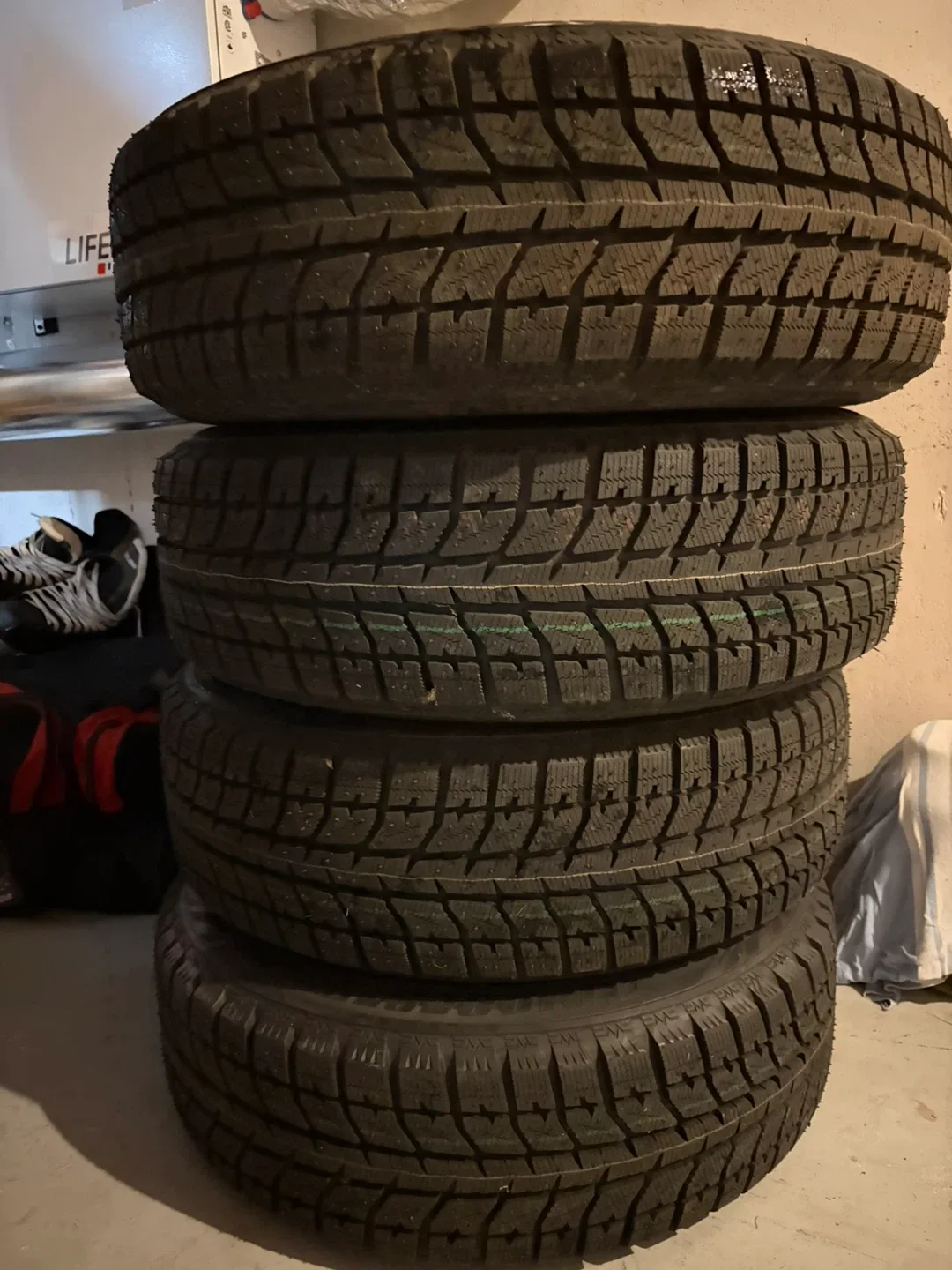 Bridgestone Blizzak WS70 Winter Tire 225/65R17 image indicator(7)