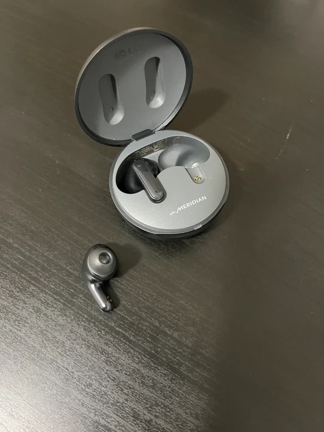 LG Tone Free with Meridian Bluetooth Earbuds image indicator(4)