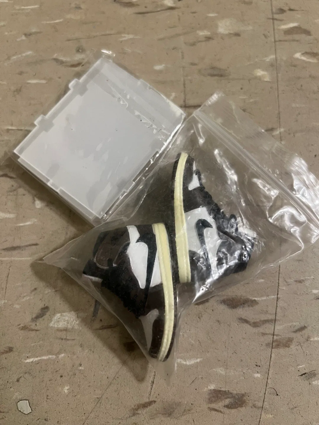 Sneaker Keychain w Mini Clear Shoebox