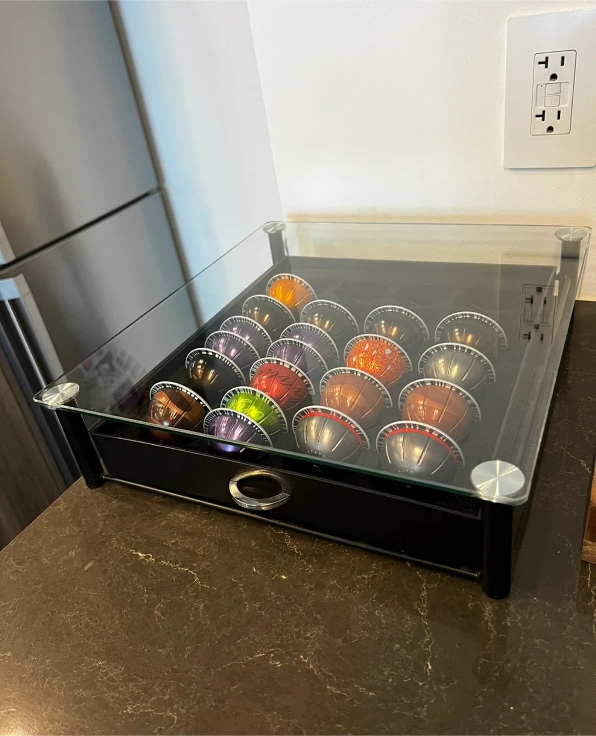 Capsule holder with glass top image indicator(8)