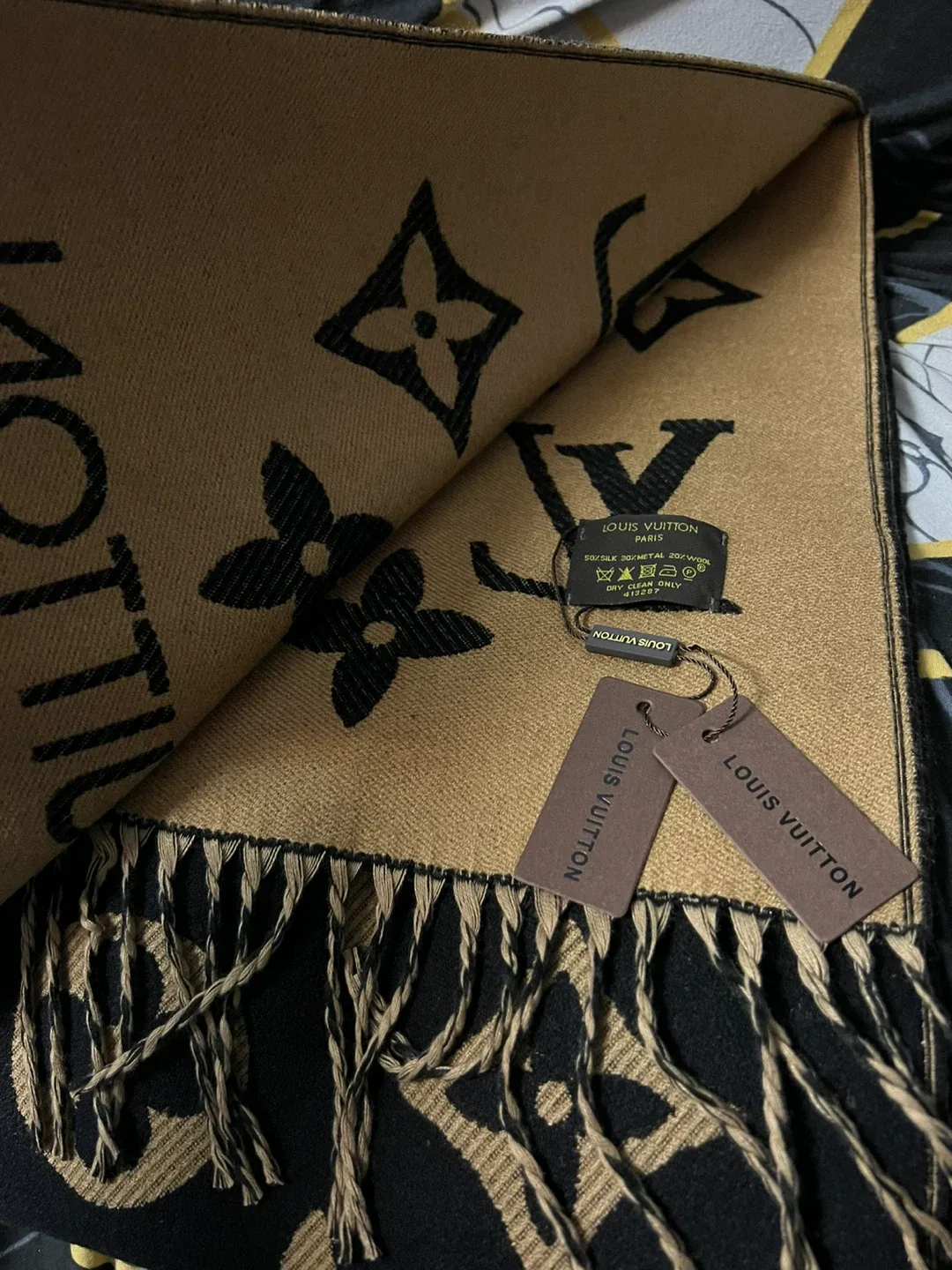 Designer Scarves - Louis Vuitton, Gucci, Fendi image indicator(2)