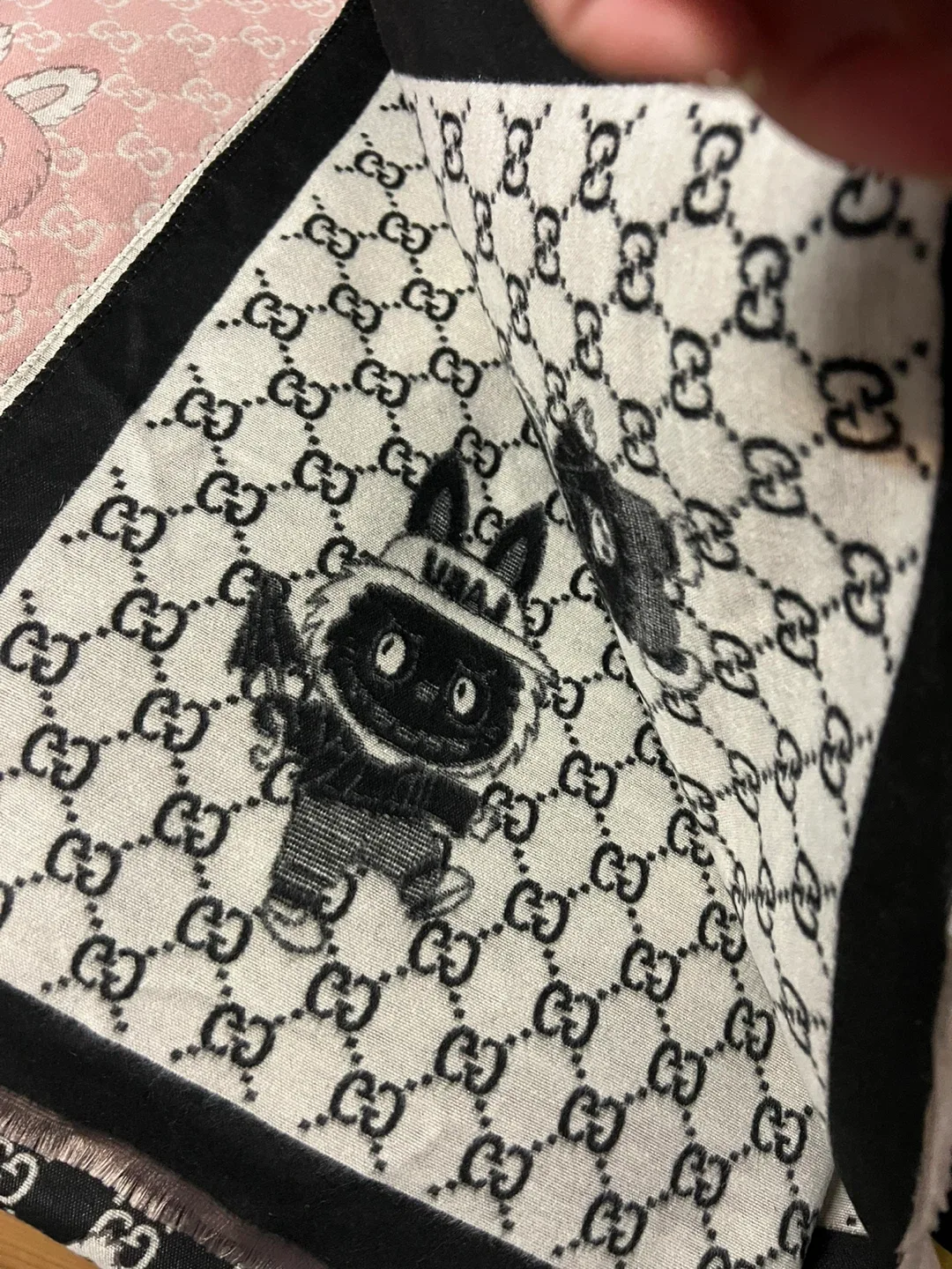 Designer Scarves - Louis Vuitton, Gucci, Fendi image indicator(8)