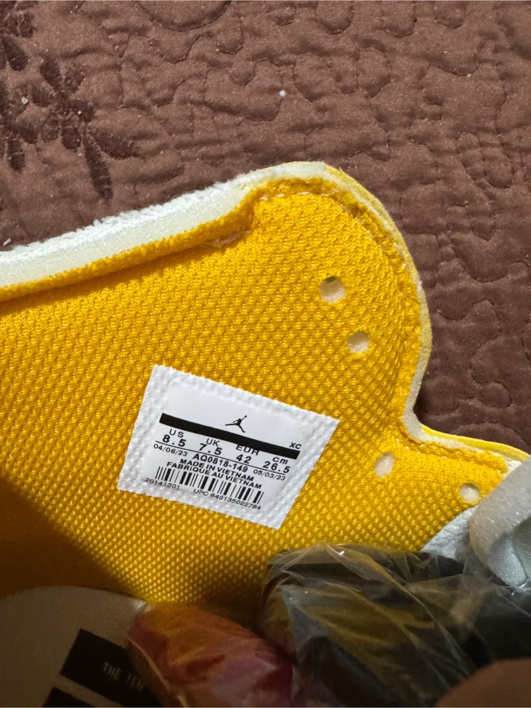 Nike Air Jordan 1 Retro High OG 'Canary Yellow' - Size 8.5 image indicator(4)