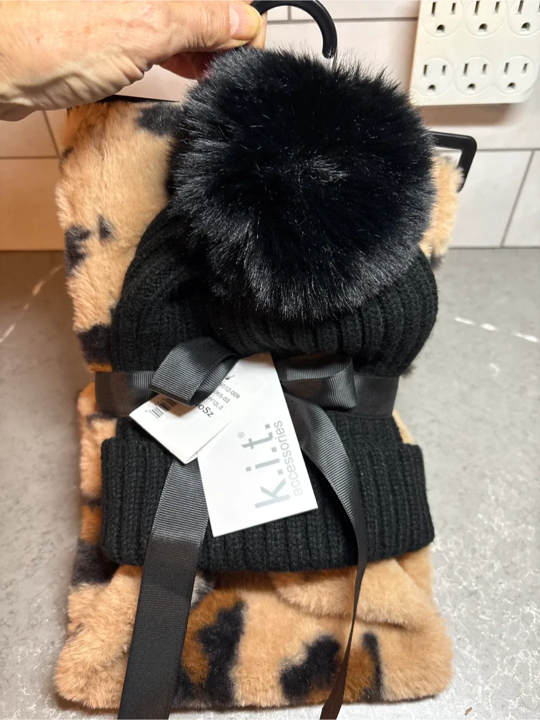 New K.I.T Accessories infinity Scarf & Hat Set image indicator(2)