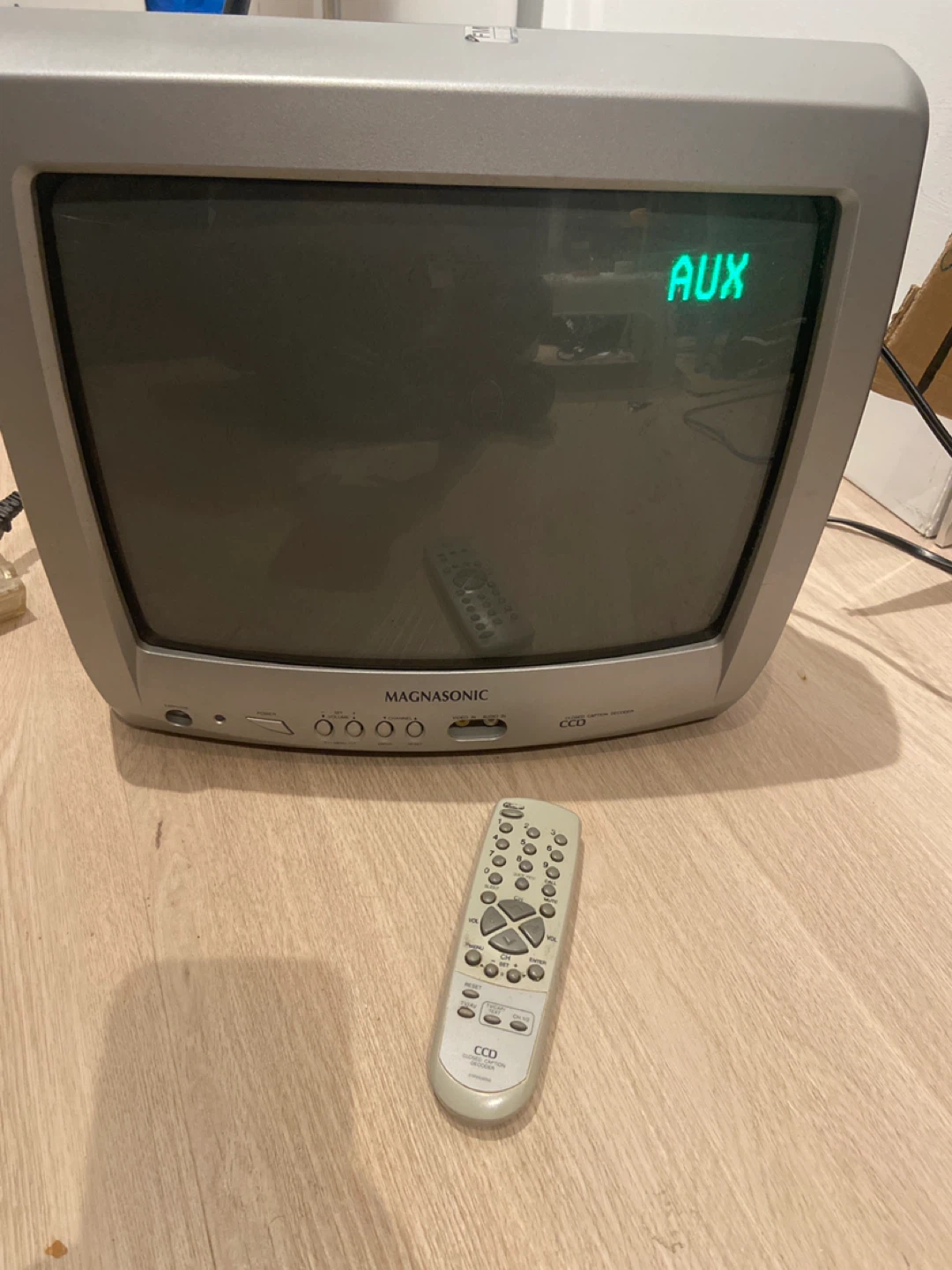 Magnasonic 13" CRT TV with Remote - photo 2
