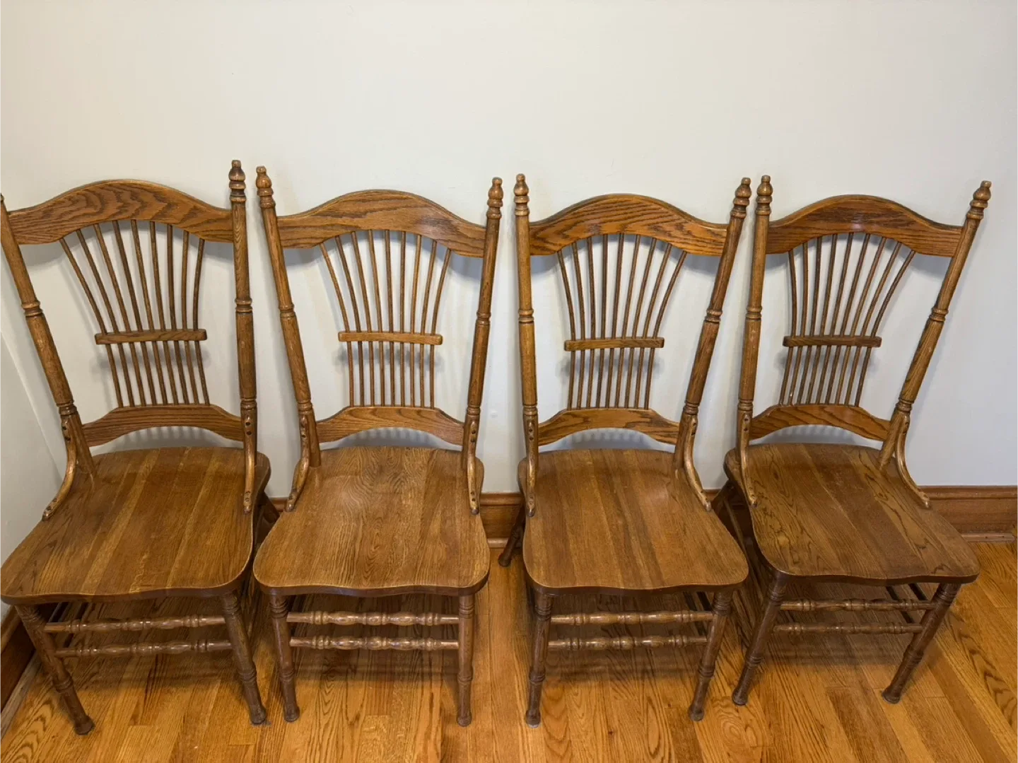 Wood Table with 4 Chairs image indicator(4)