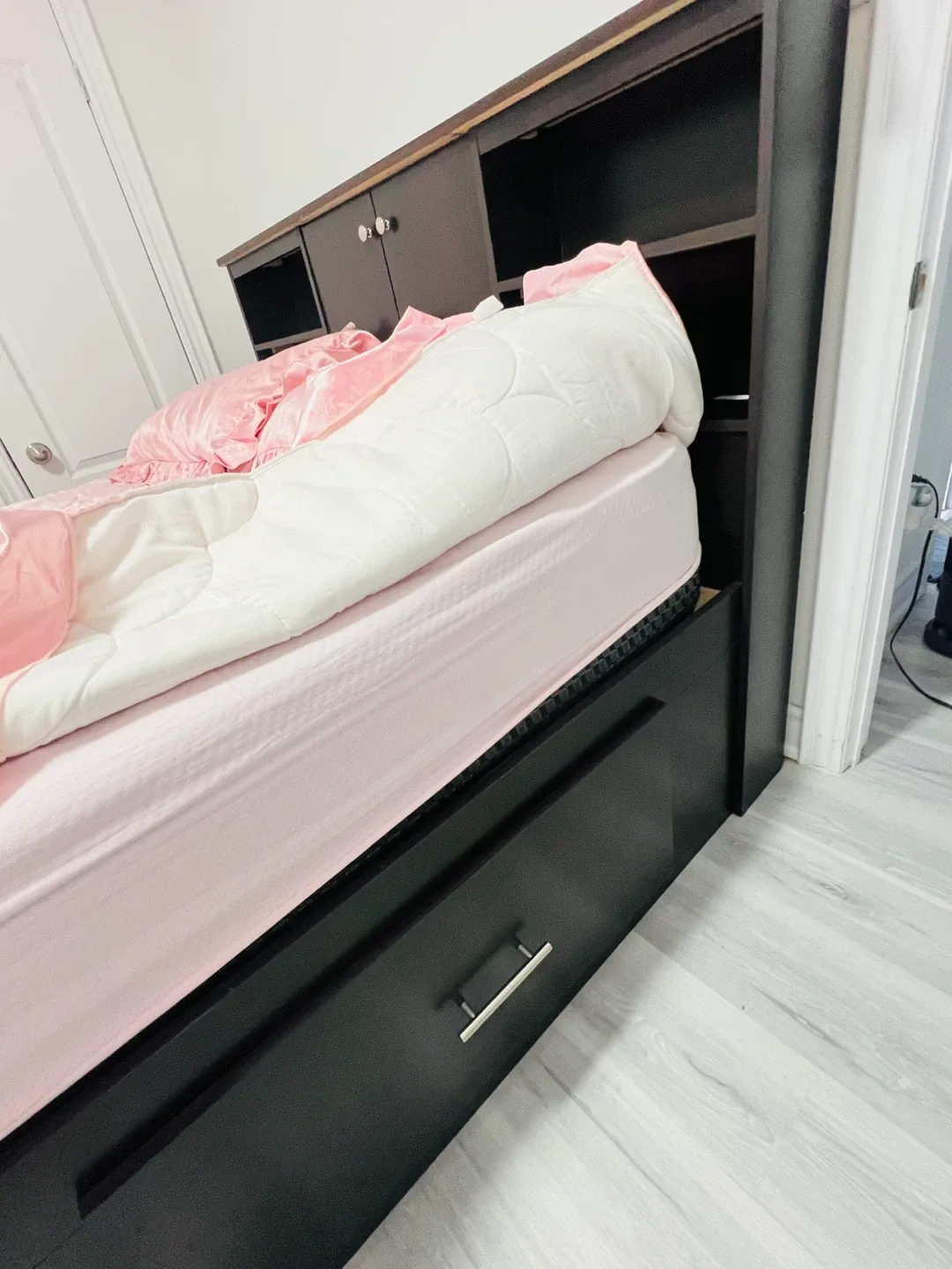 Queen Size Bed with Headboard image indicator(2)