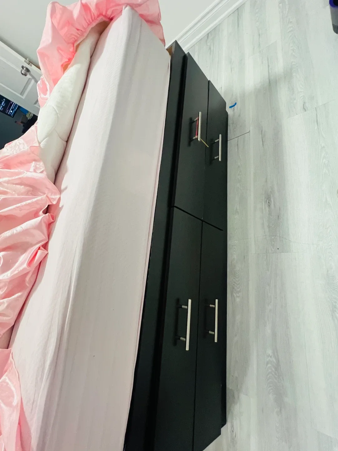 Queen Size Bed with Headboard image indicator(3)