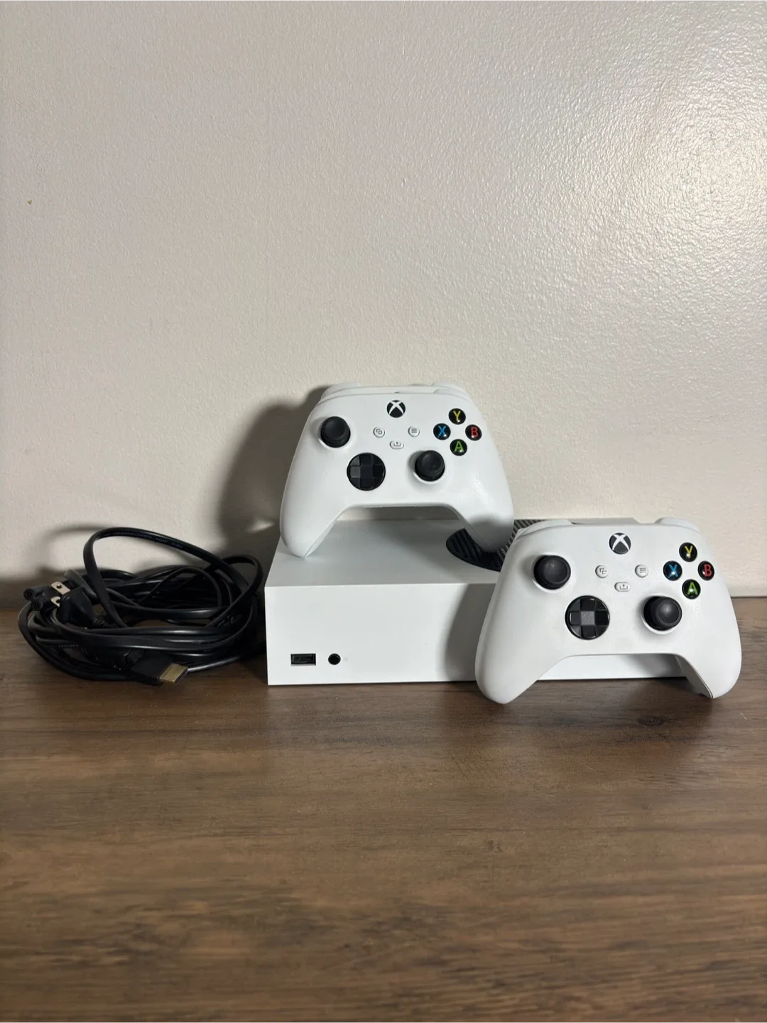 Xbox Series S (512GB) + 3 Controllers - Act Fast! image indicator(2)