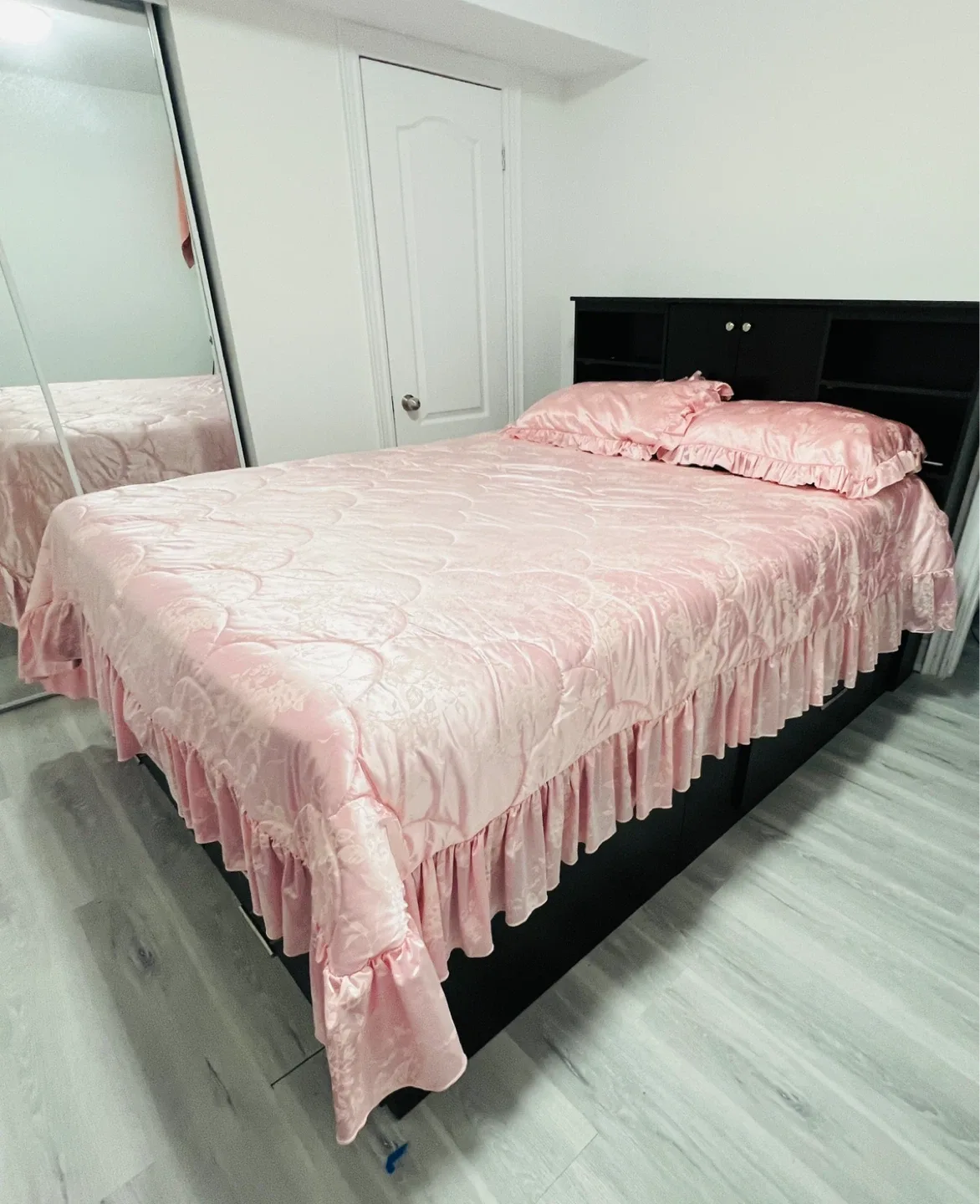 Queen Size Bed with Headboard image indicator(9)