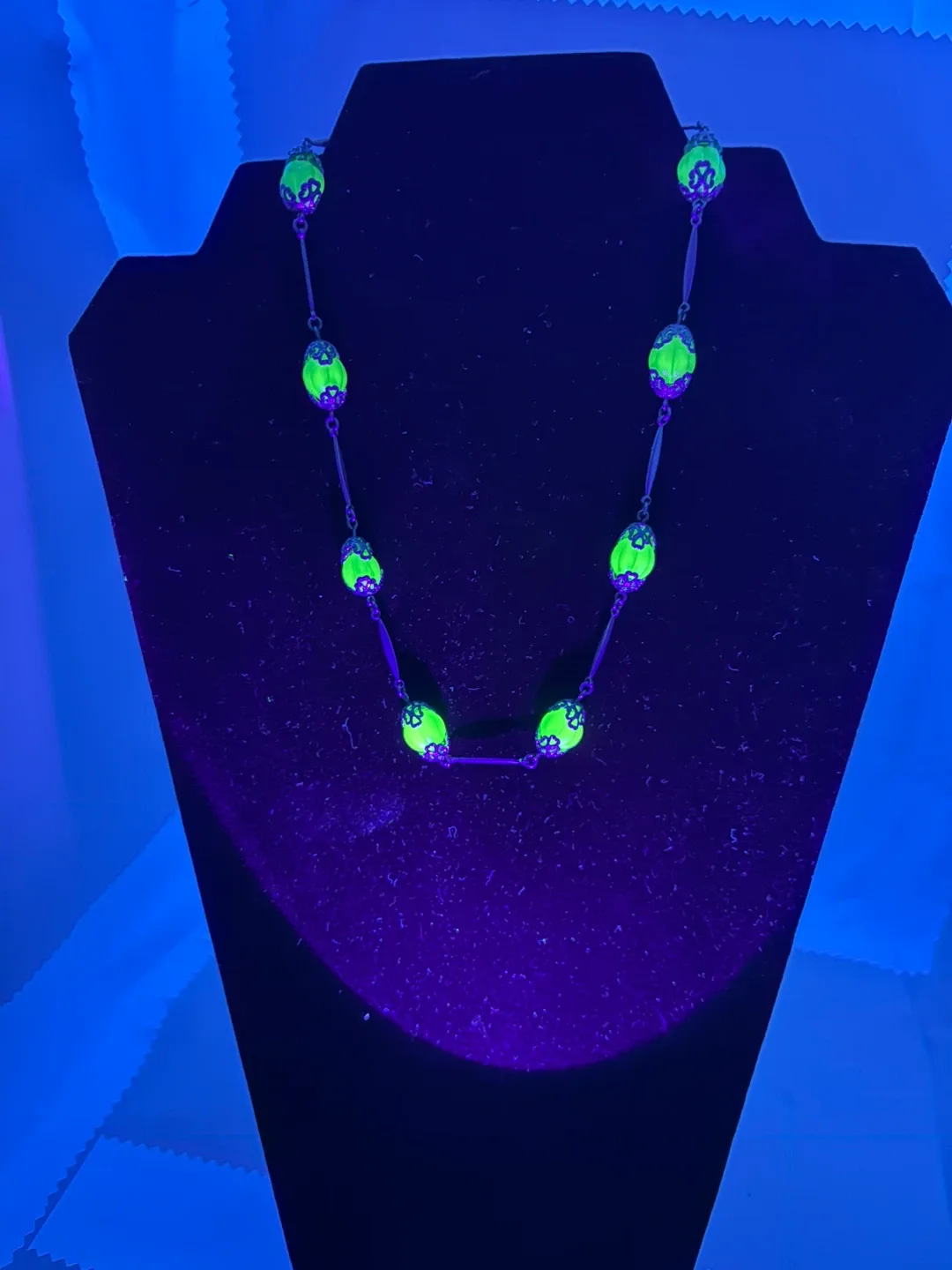 Vintage Neiger Brothers Uranium Glass Silver Tone Metal Necklace image indicator(4)