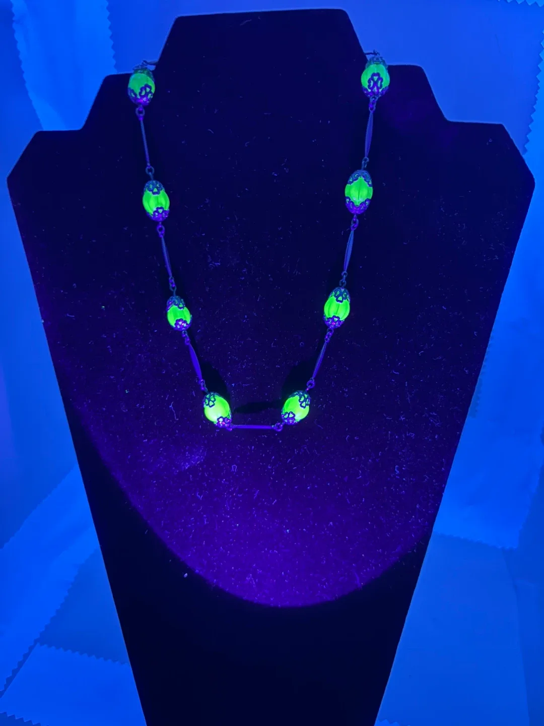 Vintage Neiger Brothers Uranium Glass Silver Tone Metal Necklace