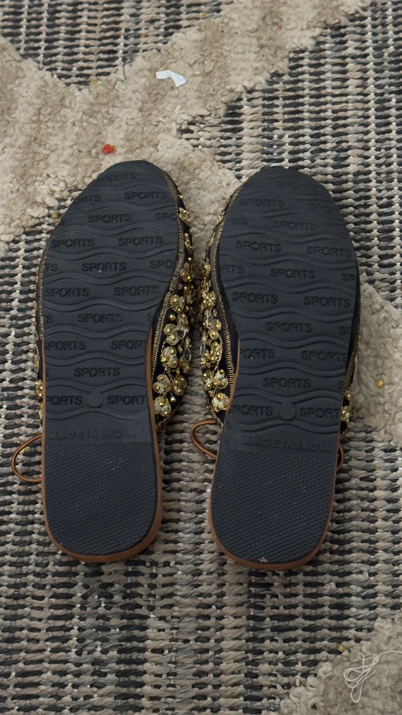Stylish Embellished Black & Gold Jutti Flats - photo 5