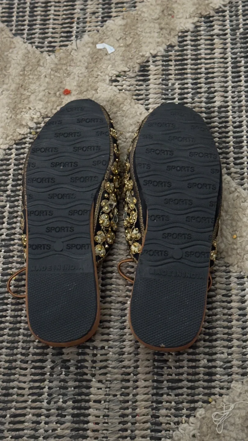 Stylish Embellished Black & Gold Jutti Flats image indicator(5)