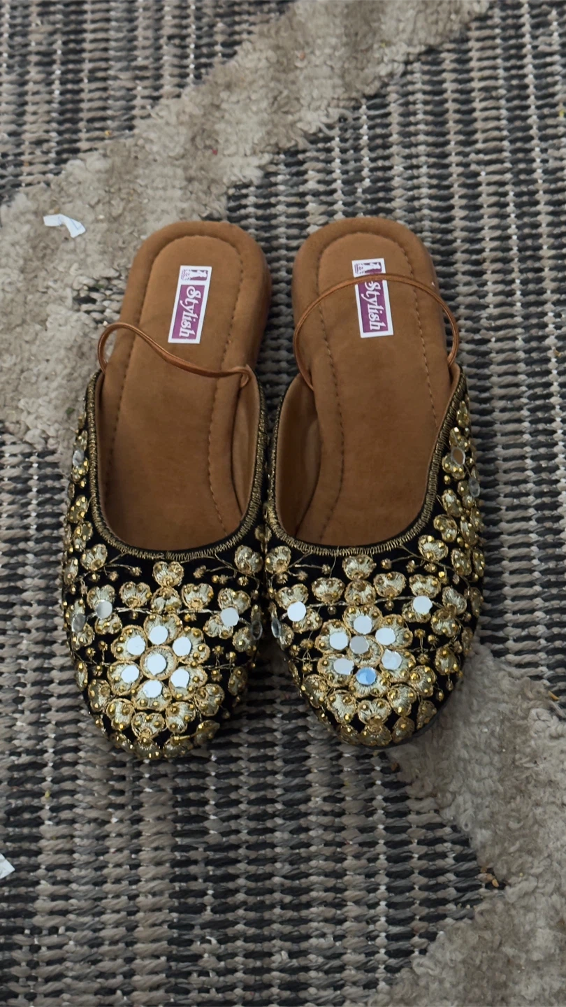Stylish Embellished Black & Gold Jutti Flats - photo 3