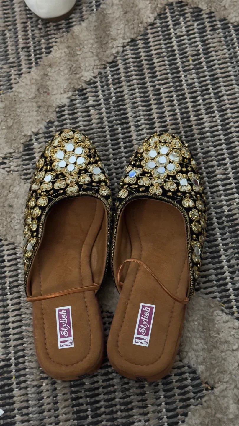 Stylish Embellished Black & Gold Jutti Flats image indicator(4)