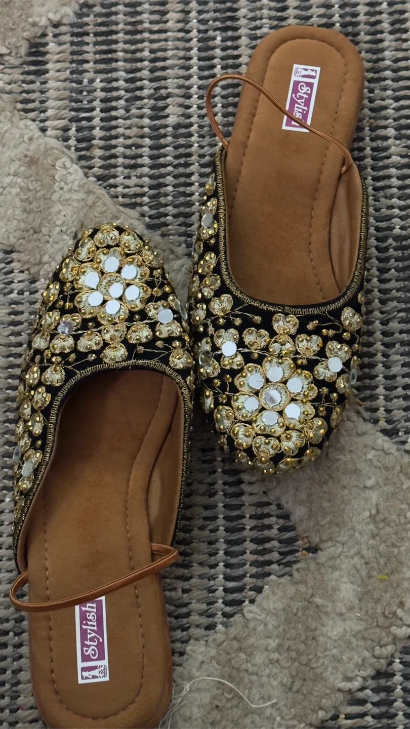 Stylish Embellished Black & Gold Jutti Flats image indicator(6)