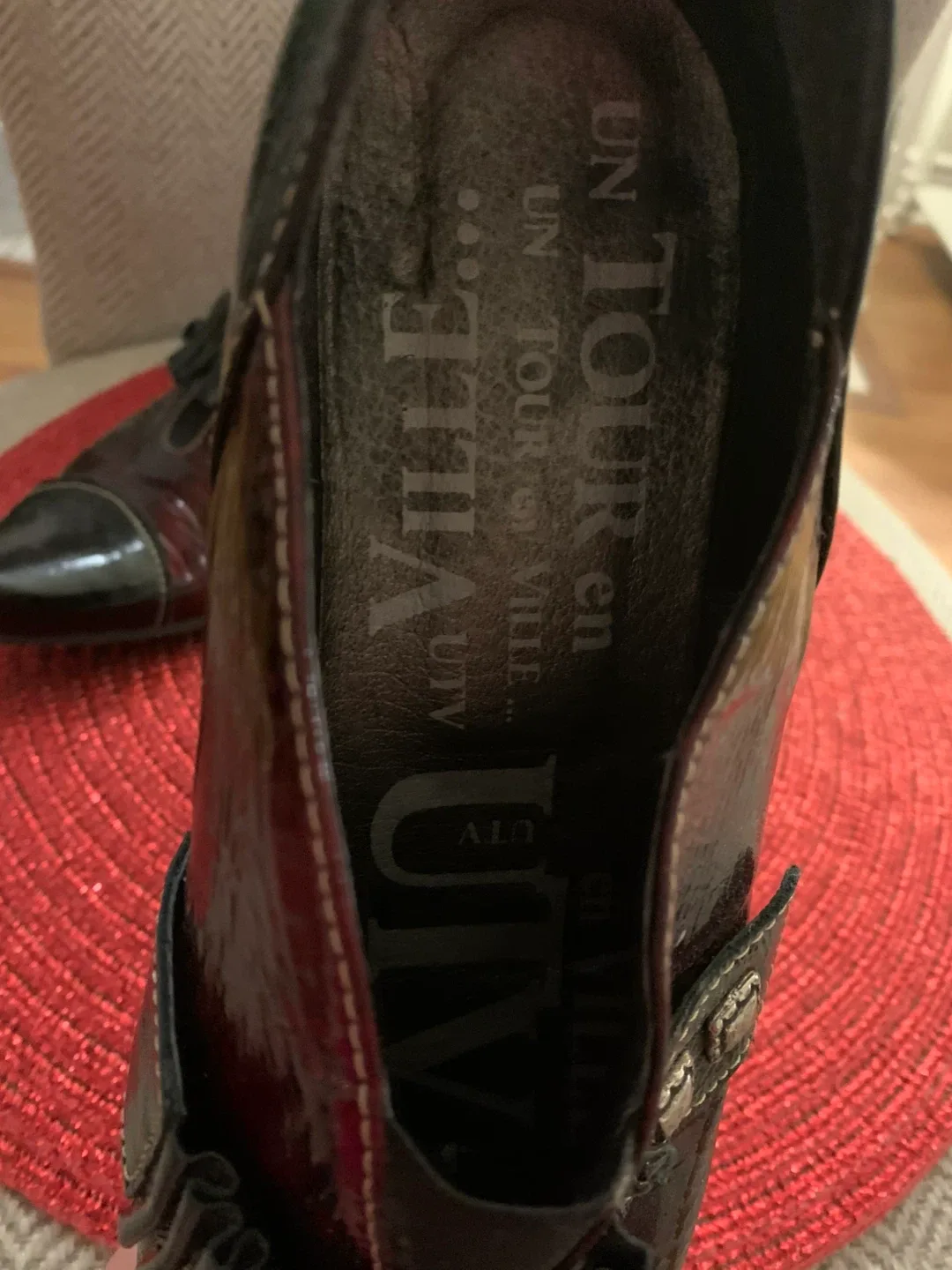 Un Tour en Ville Burgundy/Black Shoes - Size 38.5 image indicator(5)