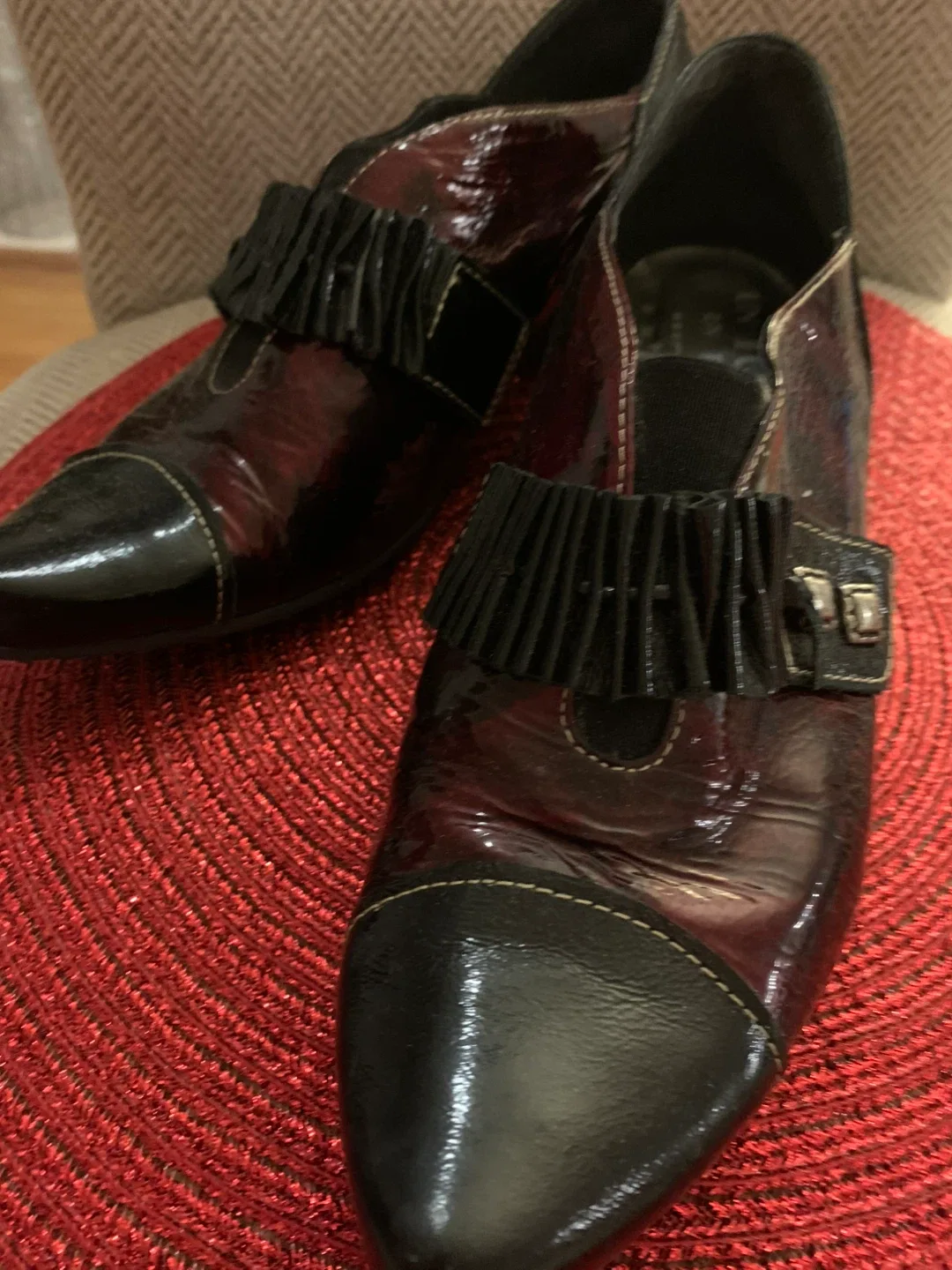 Un Tour en Ville Burgundy/Black Shoes - Size 38.5 image indicator(4)