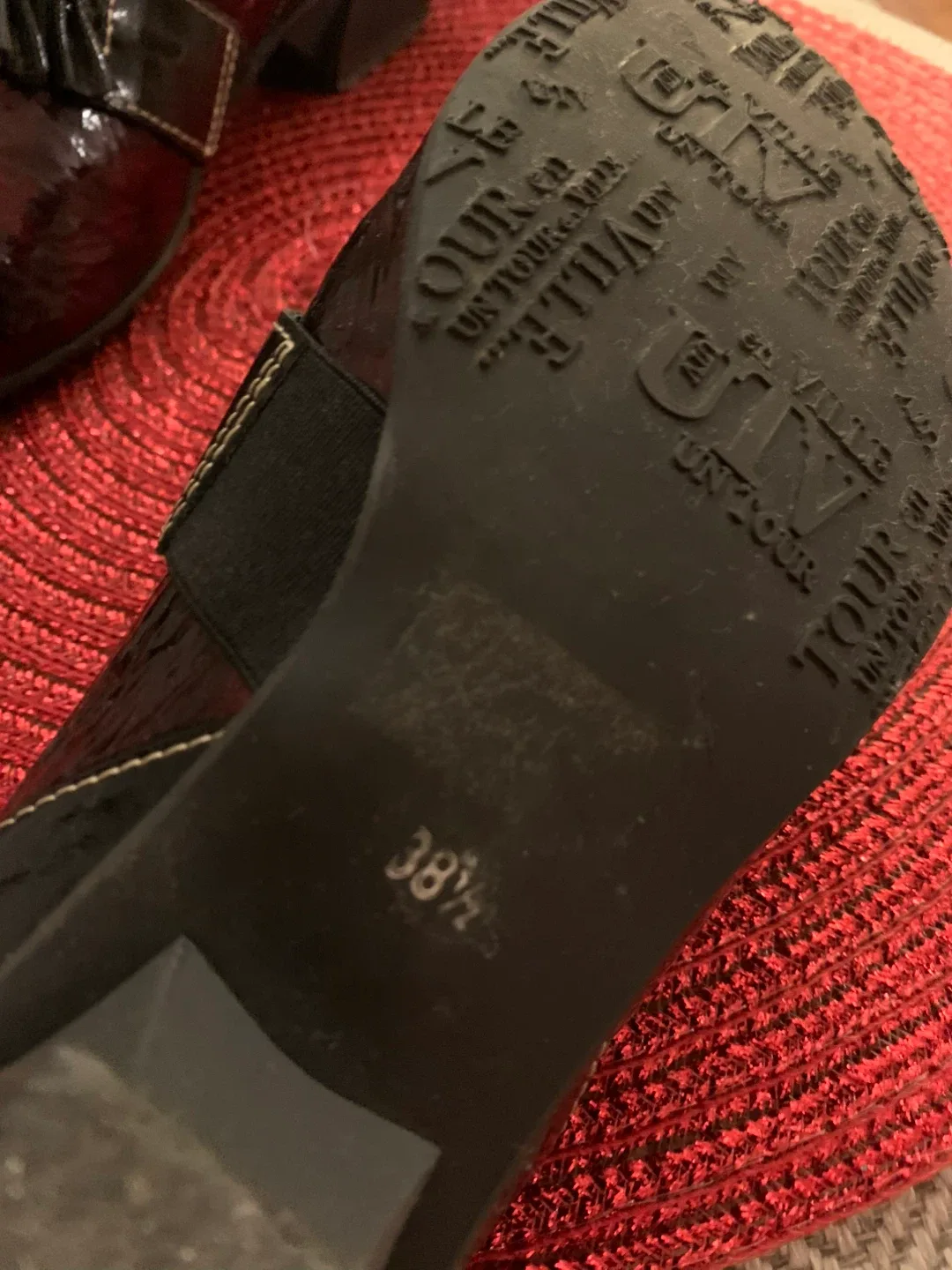 Un Tour en Ville Burgundy/Black Shoes - Size 38.5 image indicator(6)