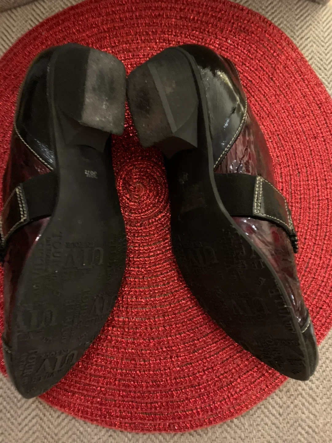 Un Tour en Ville Burgundy/Black Shoes - Size 38.5 image indicator(3)