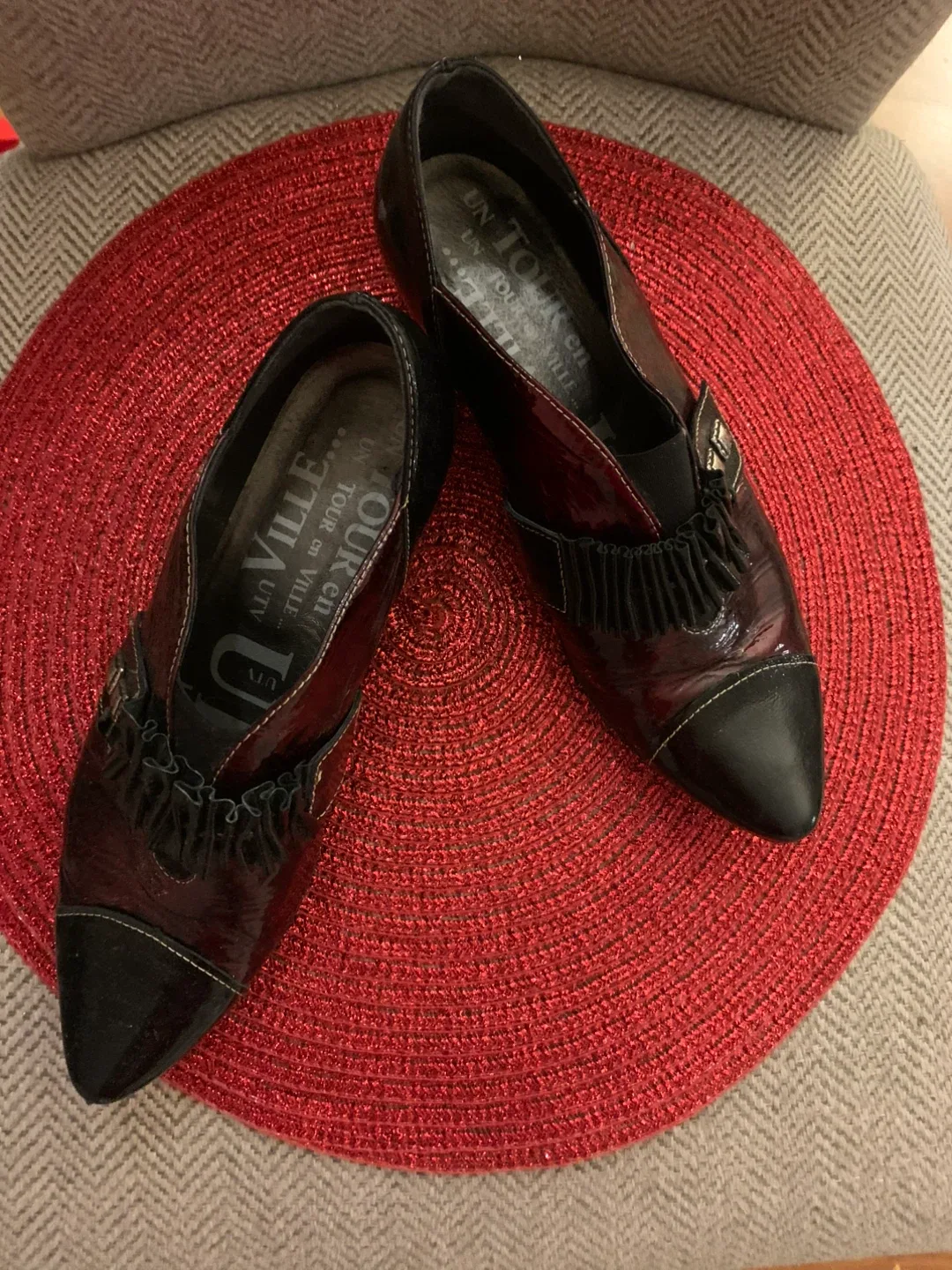 Un Tour en Ville Burgundy/Black Shoes - Size 38.5 image indicator(2)