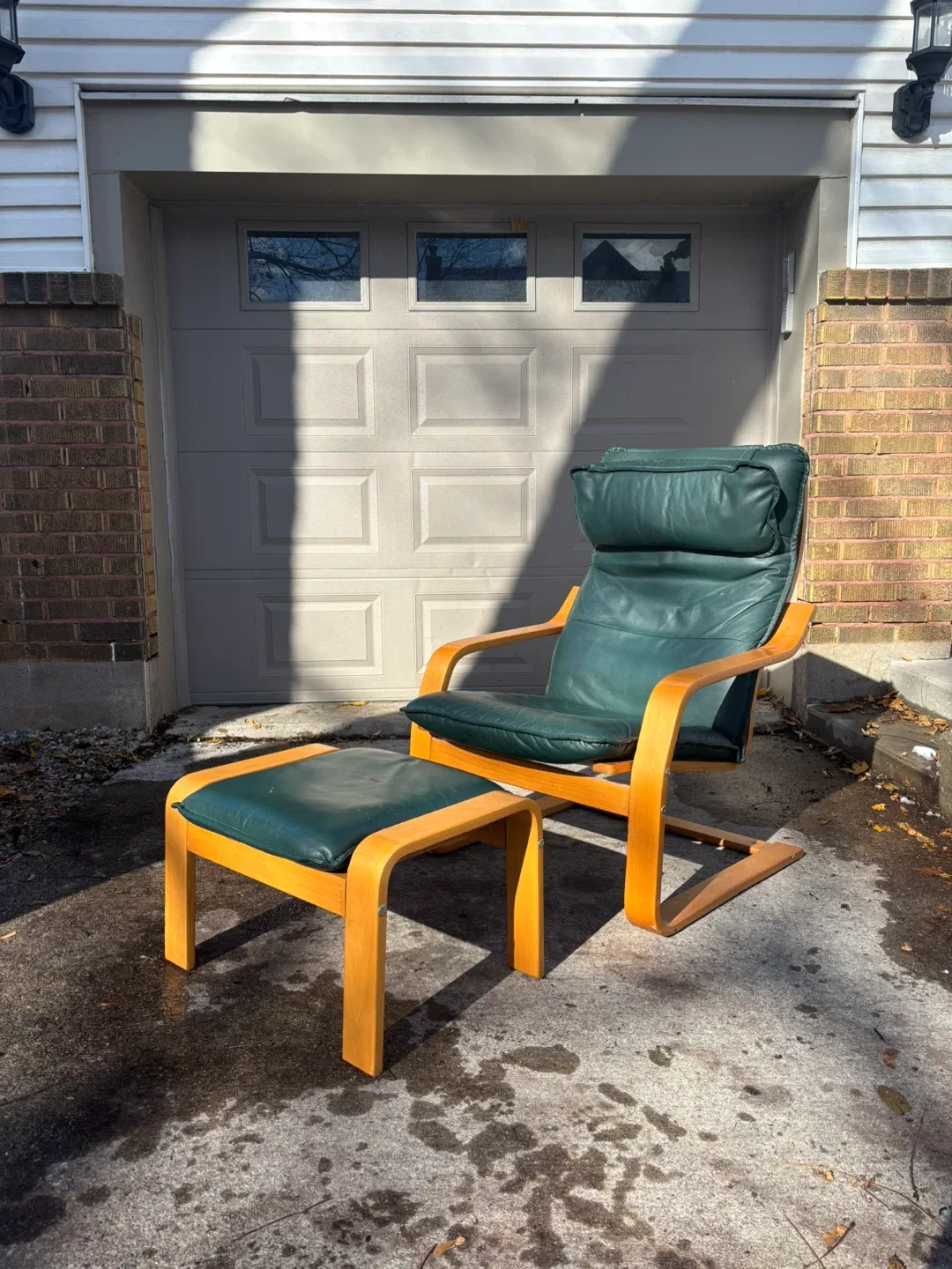 Vintage Leather Lounge Chair. Made in Europe🇪🇺