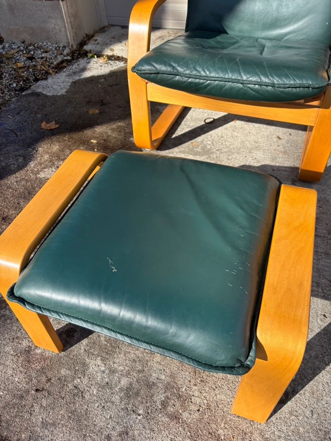 Vintage Leather Lounge Chair. Made in Europe🇪🇺 image indicator(3)