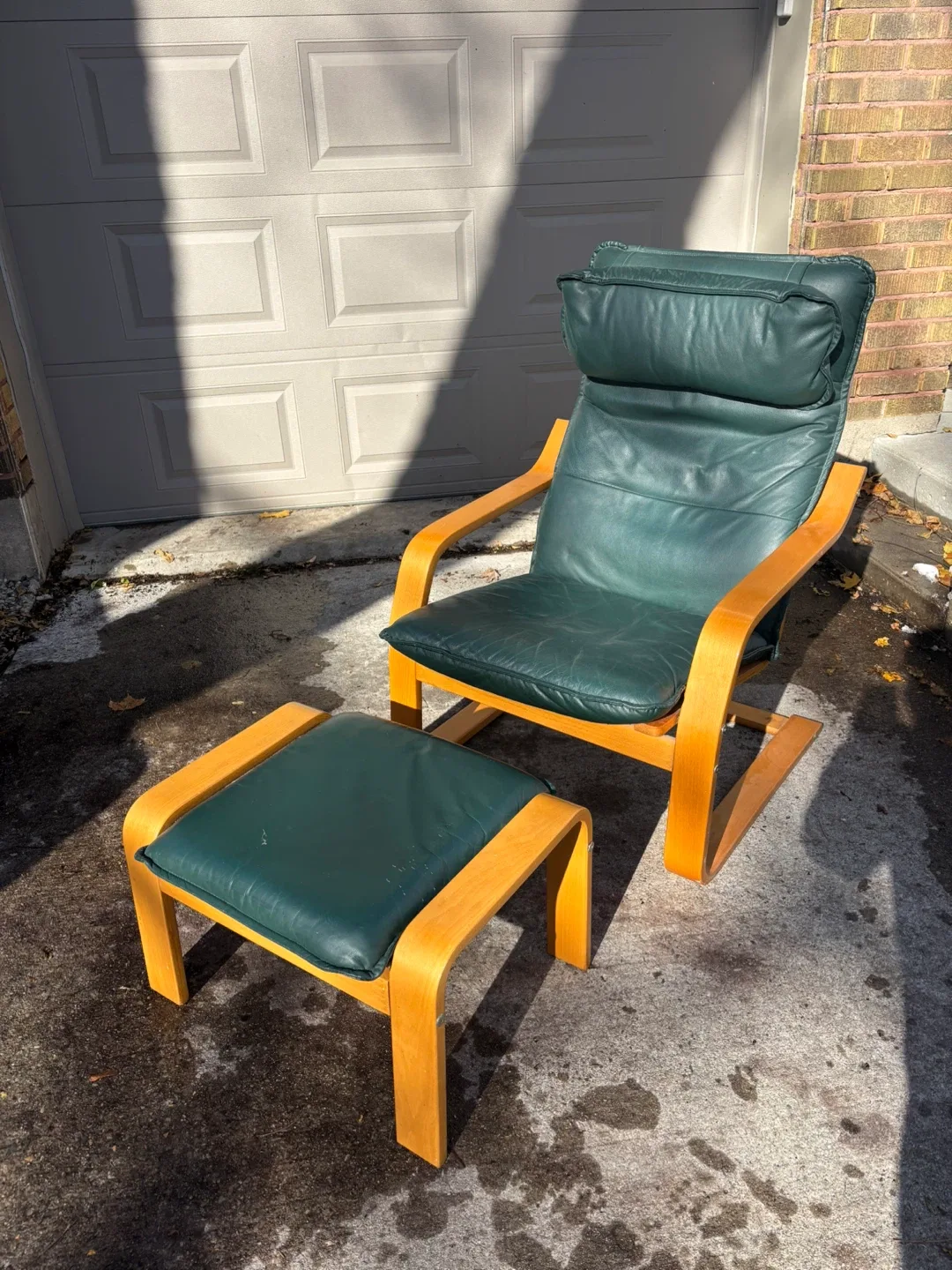 Vintage Leather Lounge Chair. Made in Europe🇪🇺 image indicator(4)