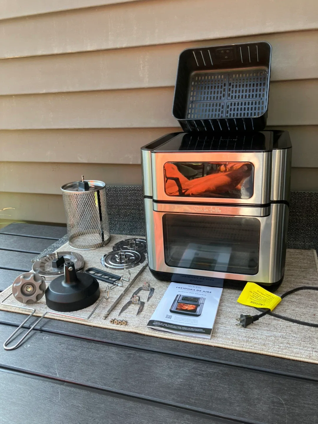 Sur la table Freidora de Aire 13-CT Multifuncional