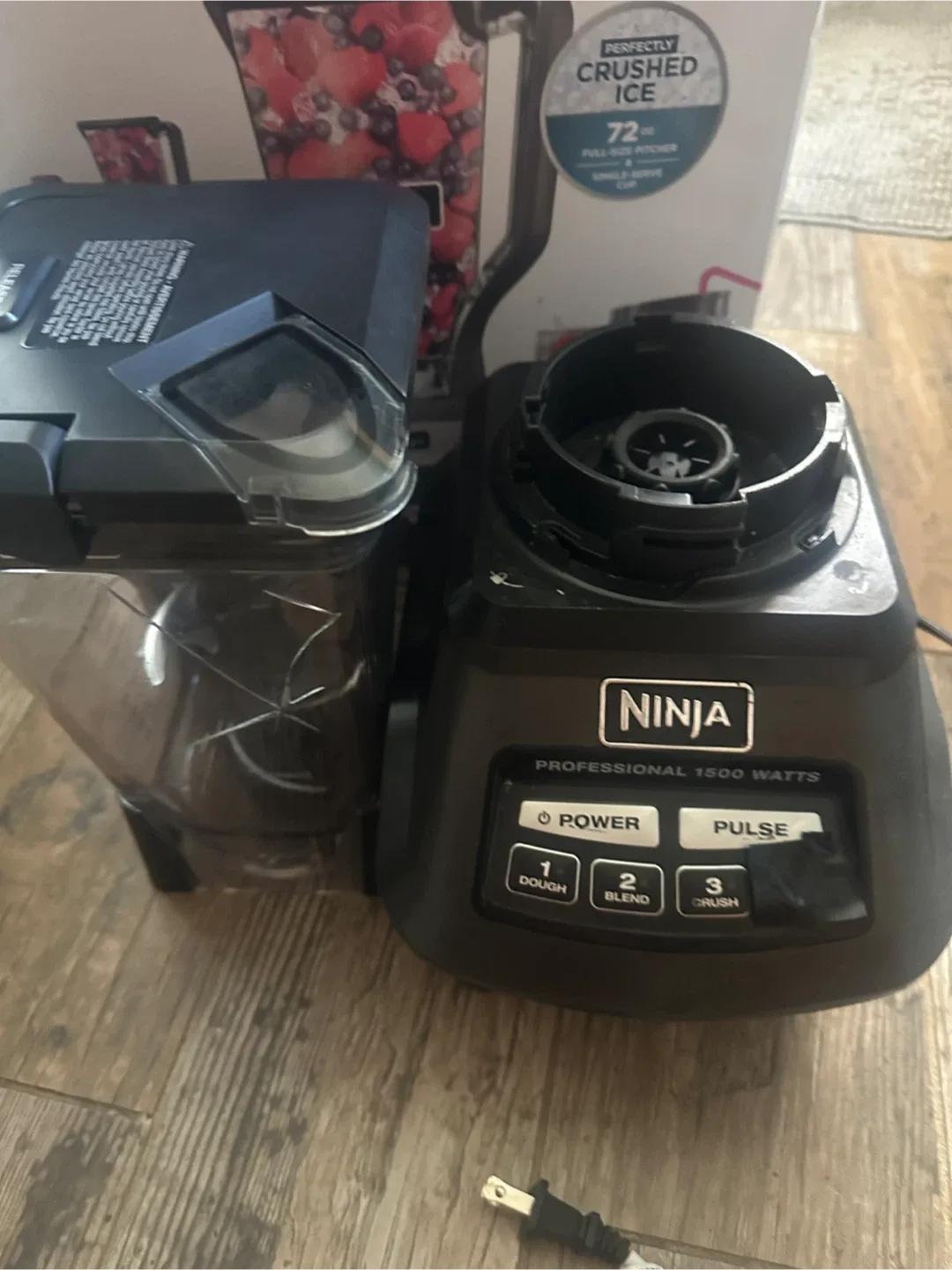 Ninja Professional 1500 Watts Blender lid, knife. For parts. image indicator(4)