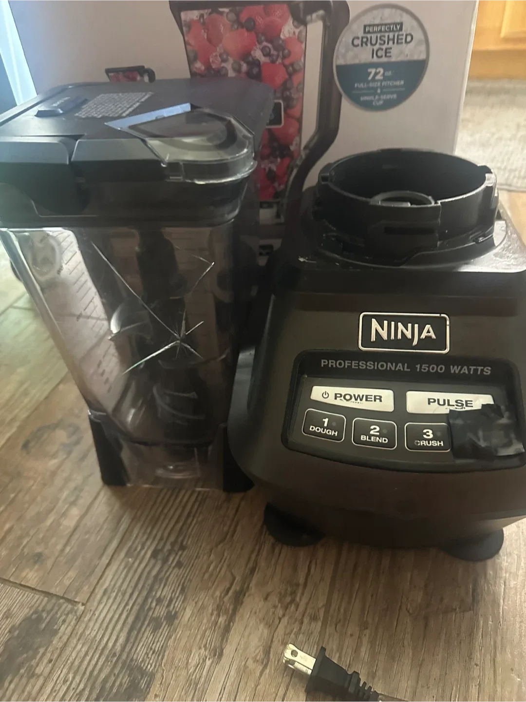 Ninja Professional 1500 Watts Blender lid, knife. For parts. image indicator(3)