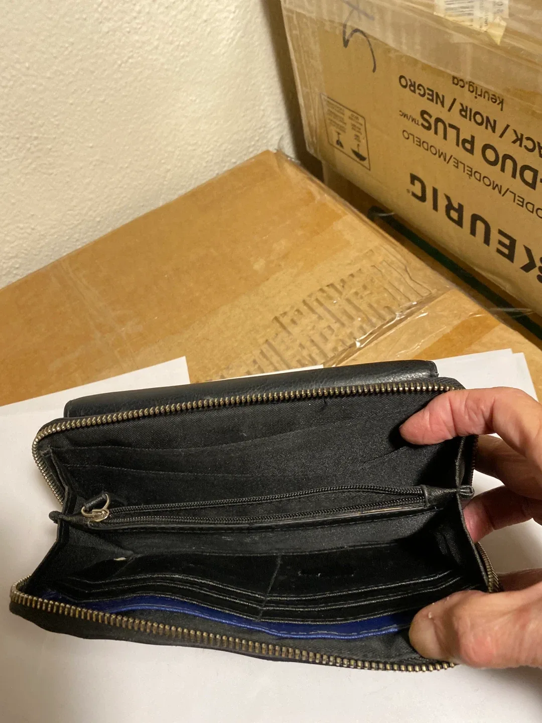 Reaction Kenneth Cole Black Wallet image indicator(4)