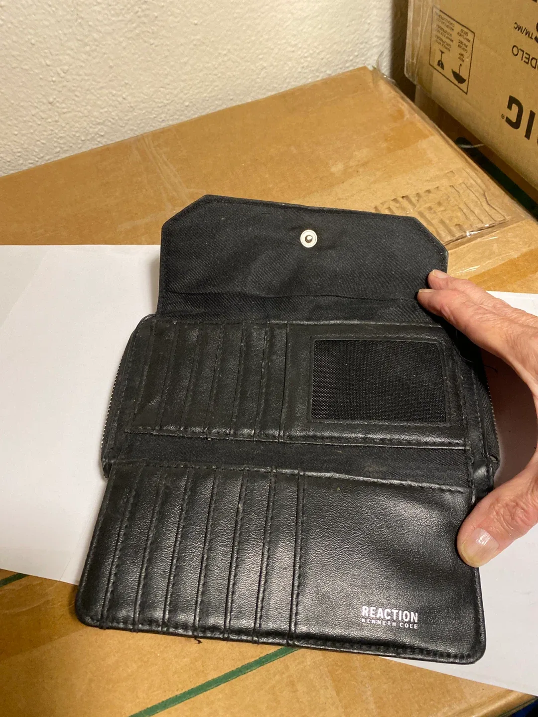 Reaction Kenneth Cole Black Wallet image indicator(2)