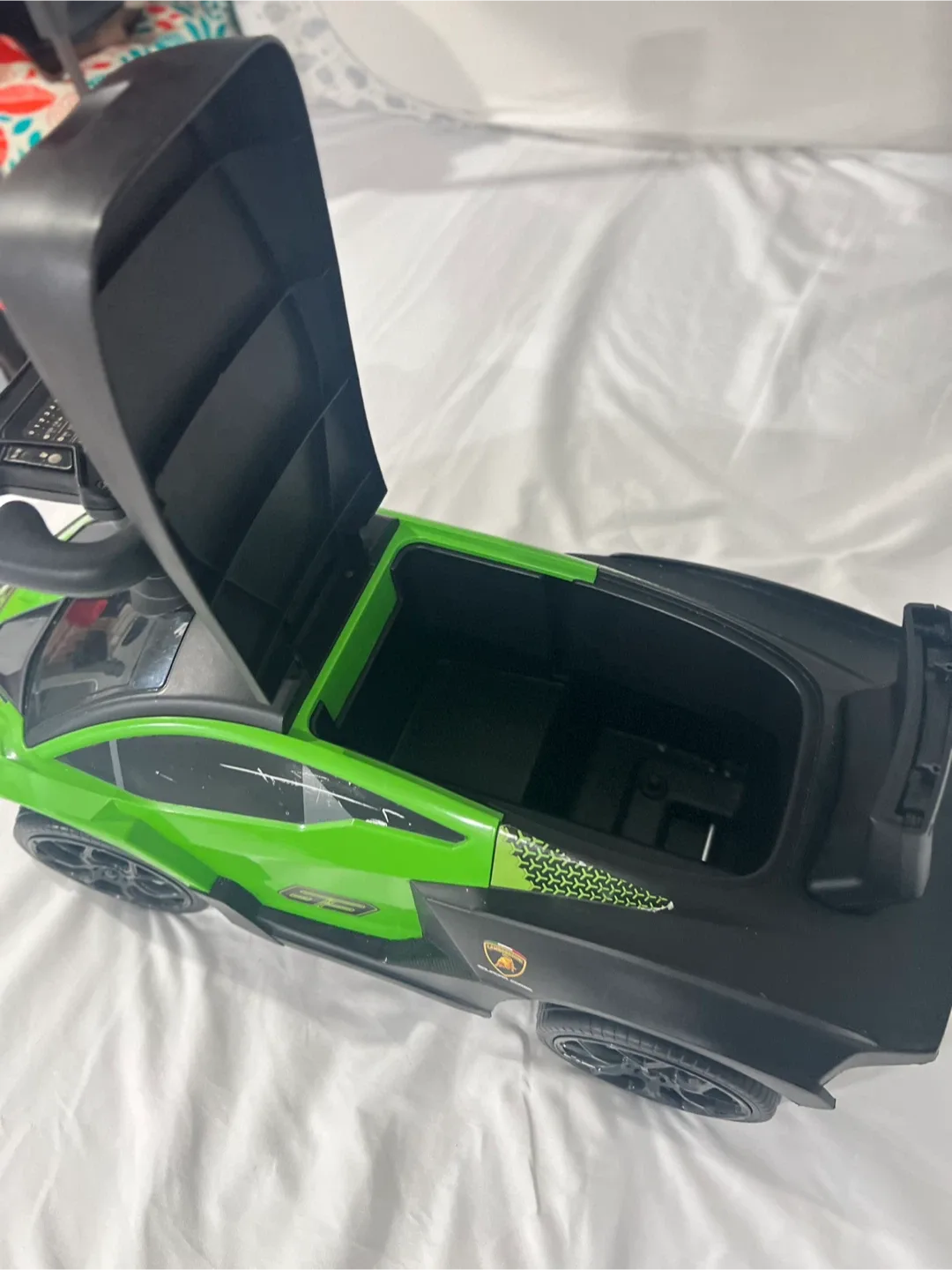 Lamborghini Kids Ride-On Car - Green & Black image indicator(2)
