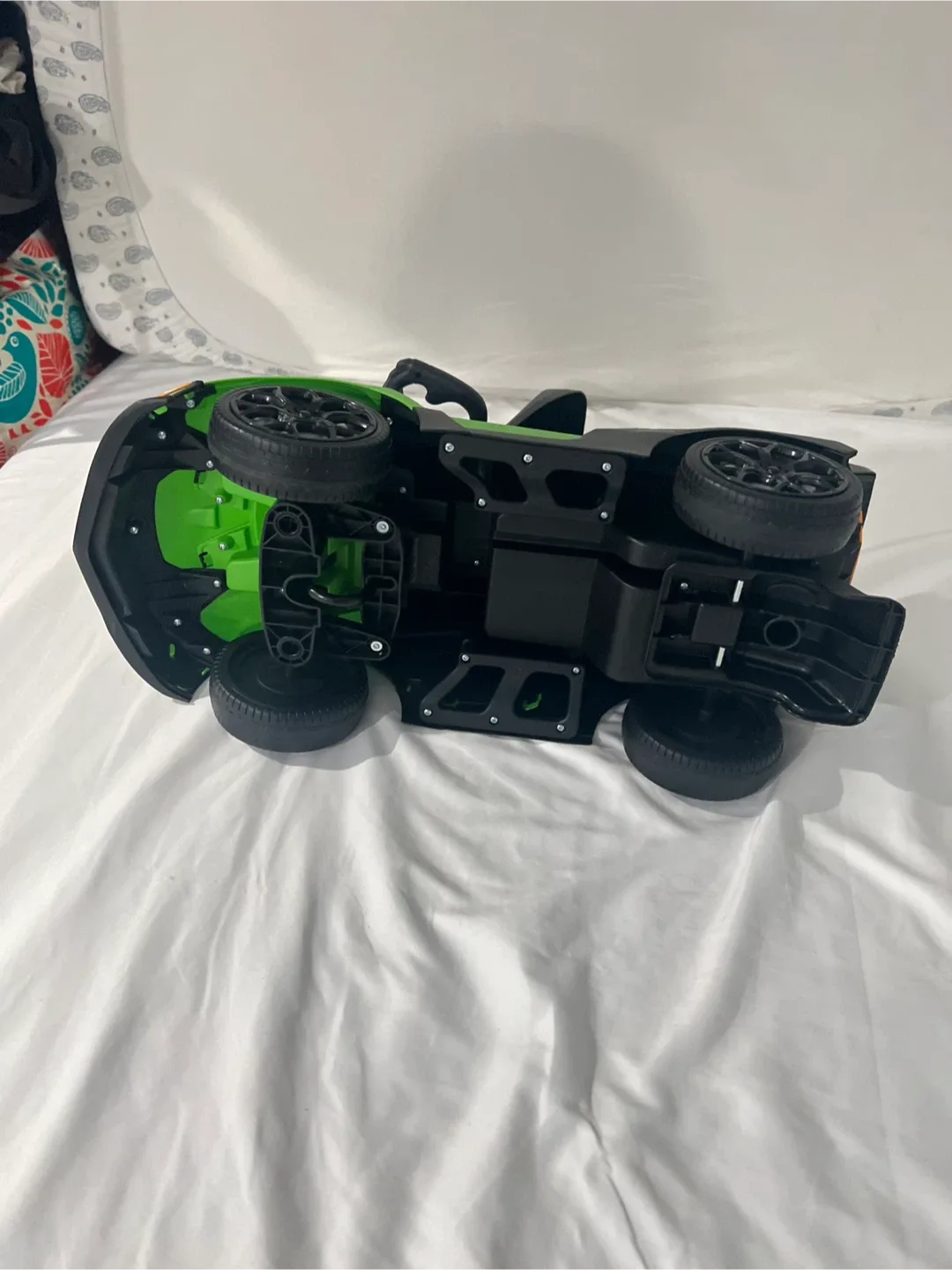 Lamborghini Kids Ride-On Car - Green & Black image indicator(3)