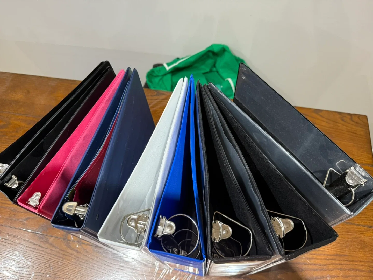 Lot of 8 Binders - Various Colours image indicator(2)