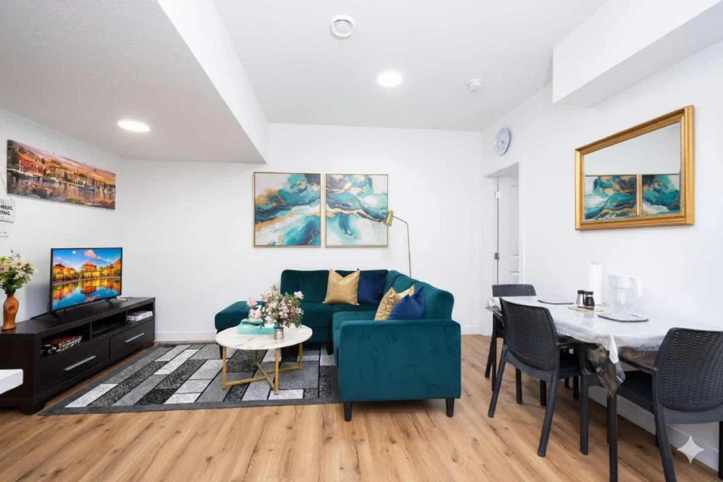 Detached house with legal suite for rental/airbnb side income image indicator(5)