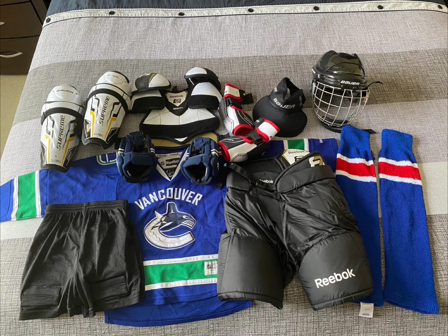 Hockey Gear Set: Canucks Jersey, Reebok Pants, Bauer Helmet