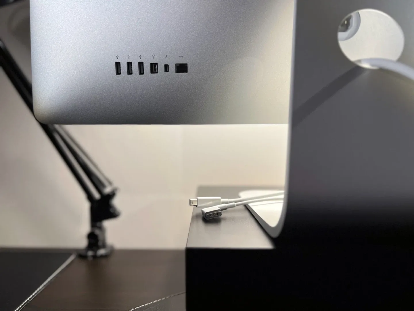 Apple Thunderbolt Display - 27” - 2K - 2560x1440 pixels - A1407 image indicator(3)