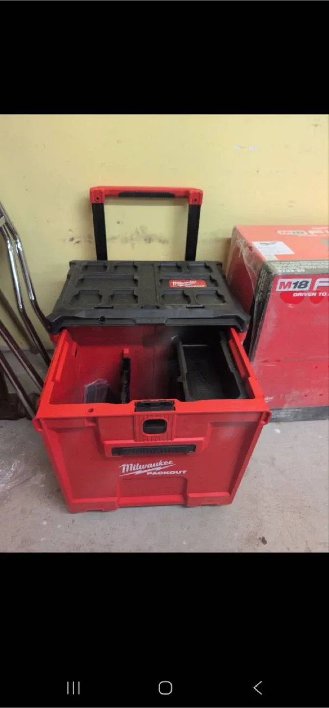 Milwaukee PACKOUT Rolling Tool Box