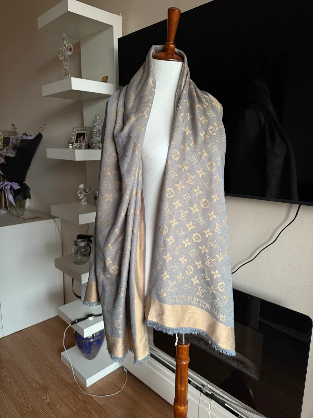 Louis Vuitton Grey/Gold scarf image indicator(2)