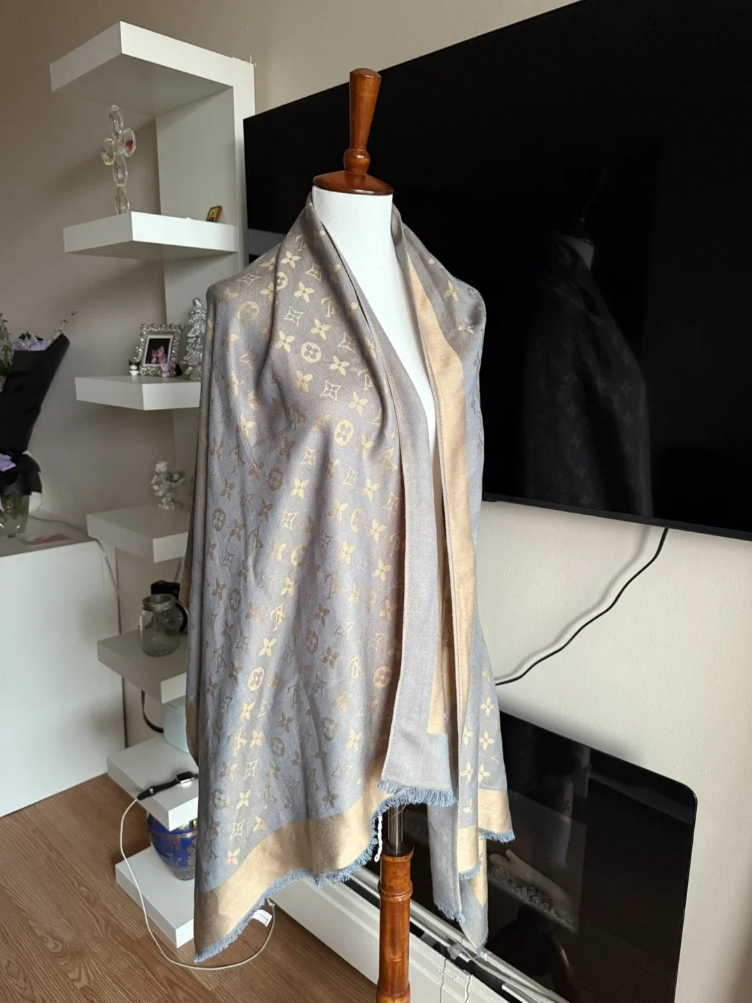 Louis Vuitton Grey/Gold scarf image indicator(4)